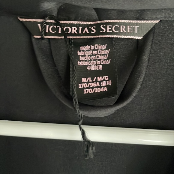 SATIN VS ROBE - Picture 5 of 5